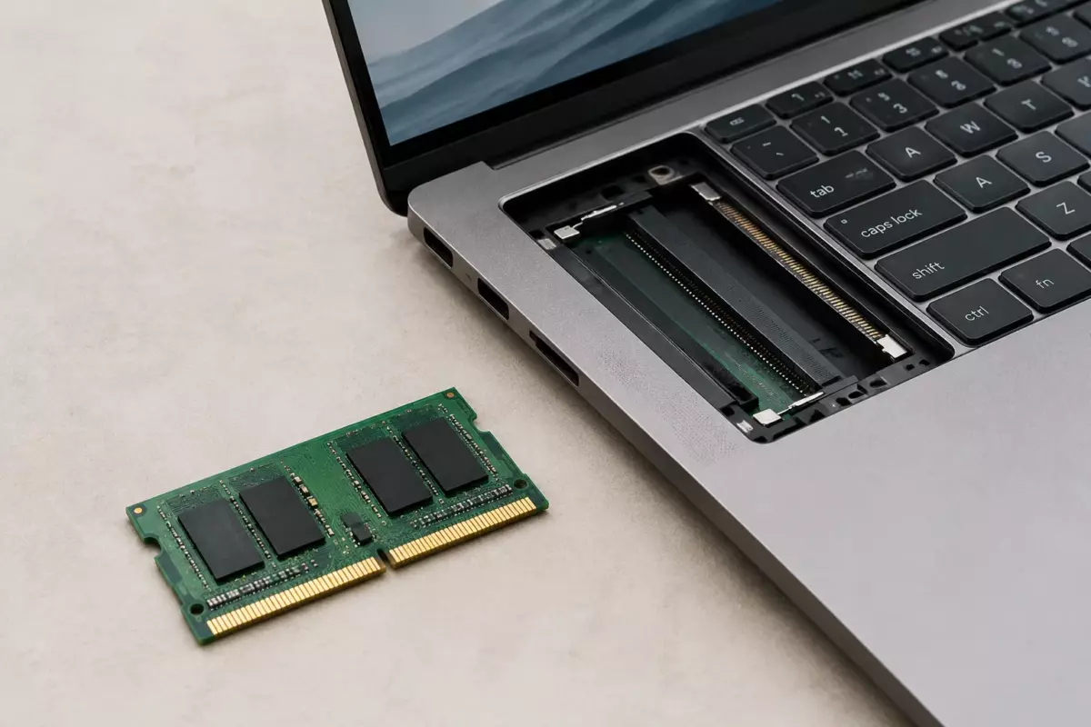 Модуль оперативной памяти SO-DIMM рядом со слотом ноутбука